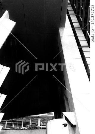 ビルの隙間から見える天井 ビルの隙間から見える天井 141373718