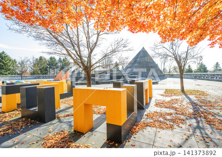 紅葉とピラミッド型のトイレ モエレ沼公園 札幌市 紅葉とピラミッド型のトイレ モエレ沼公園 札幌市 141373892