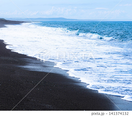 誰もいない夏の北海道湧別町にある龍宮街道沿いのオホーツク海 誰もいない夏の北海道湧別町にある龍宮街道沿いのオホーツク海 141374132