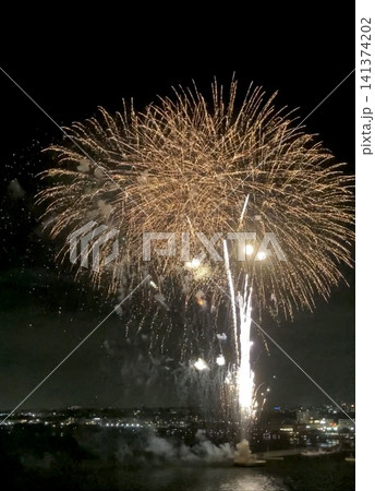 湘南・江の島の夜空に咲く黄金の打ち上げ花火 湘南・江の島の夜空に咲く黄金の打ち上げ花火 141374202