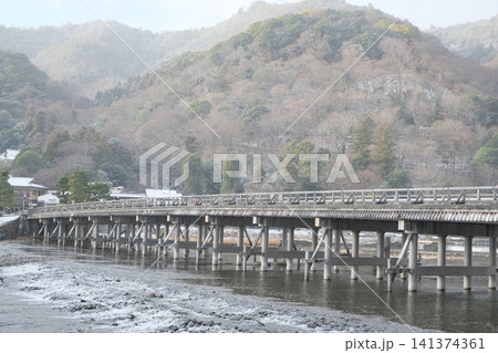 雪の日の嵐山と渡月橋 雪の日の嵐山と渡月橋 141374361