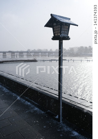 冬の灯篭と渡月橋 141374393