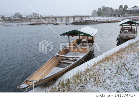 雪降る大堰川の風景 雪降る大堰川の風景 141374417
