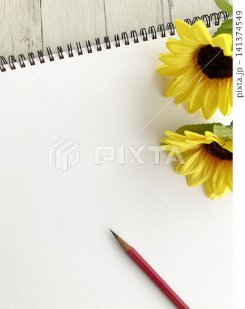 ひまわりとスケッチブック・鉛筆・夏休みの宿題や絵日記・夏の計画や創作、旅行計画・自由研究、夏のメッセ ひまわりとスケッチブック・鉛筆・夏休みの宿題や絵日記・夏の計画や創作、旅行計画・自由研究、夏のメッセ 141374549