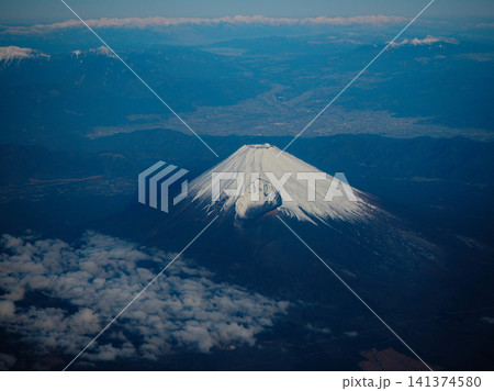 飛行機から見た冠雪した富士山 飛行機から見た冠雪した富士山 141374580