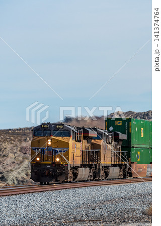 アメリカの荒野を力強く突き進む、ユニオン・パシフィック鉄道のコンテナ貨物列車 アメリカの荒野を力強く突き進む、ユニオン・パシフィック鉄道のコンテナ貨物列車 141374764