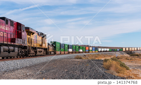 アメリカの荒野を力強く突き進む、ユニオン・パシフィック鉄道のコンテナ貨物列車 141374768