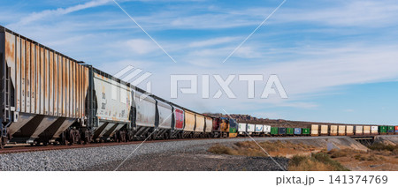 アメリカの荒野を力強く突き進む、ユニオン・パシフィック鉄道のコンテナ貨物列車 アメリカの荒野を力強く突き進む、ユニオン・パシフィック鉄道のコンテナ貨物列車 141374769
