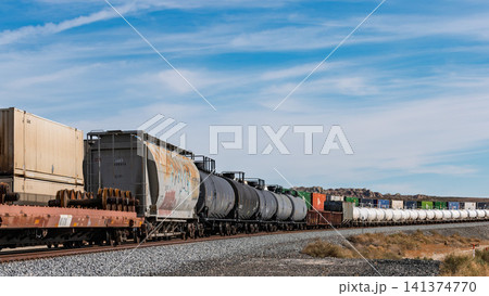 アメリカの荒野を力強く突き進む、ユニオン・パシフィック鉄道のコンテナ貨物列車 141374770
