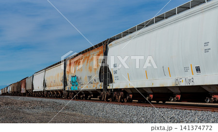 アメリカの荒野を力強く突き進む、ユニオン・パシフィック鉄道のコンテナ貨物列車 アメリカの荒野を力強く突き進む、ユニオン・パシフィック鉄道のコンテナ貨物列車 141374772