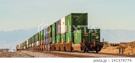 アメリカの荒野を力強く突き進む、ユニオン・パシフィック鉄道のコンテナ貨物列車 アメリカの荒野を力強く突き進む、ユニオン・パシフィック鉄道のコンテナ貨物列車 141374774