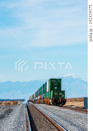 アメリカの荒野を力強く突き進む、ユニオン・パシフィック鉄道のコンテナ貨物列車 141374775