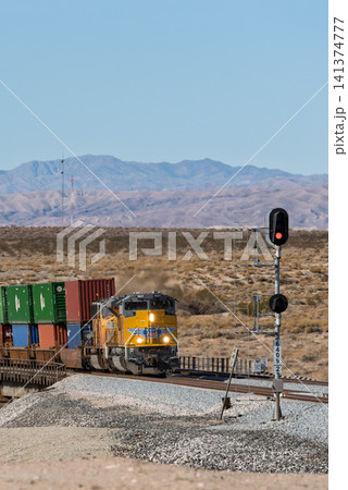 アメリカの荒野を力強く突き進む、ユニオン・パシフィック鉄道のコンテナ貨物列車 141374777