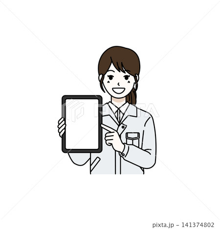 女性作業員 ホワイト作業服 タブレット表示 女性作業員 ホワイト作業服 タブレット表示 141374802