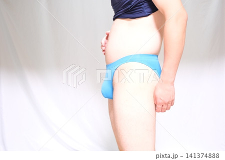 青ビキニ下着男 141374888