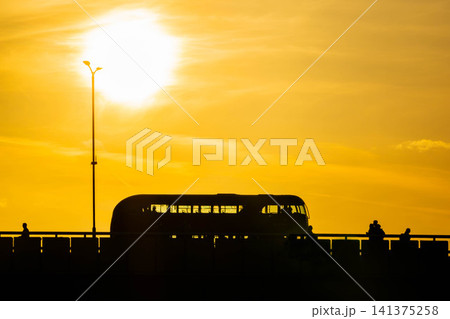 ロンドンバスの夕景 ロンドンバスの夕景 141375258