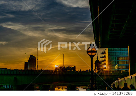 ロンドンバスの夕景 ロンドンバスの夕景 141375269