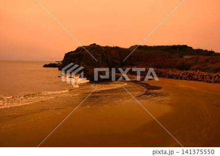 夕暮れの銚子外川の風景 千駒ヶ岩 夕暮れの銚子外川の風景 千駒ヶ岩 141375550