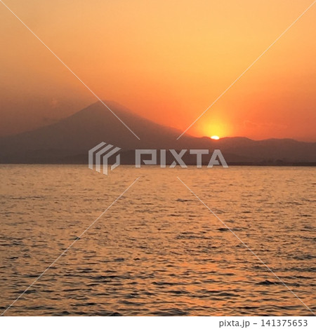 富士山に沈む夕日のアップ 富士山に沈む夕日のアップ 141375653