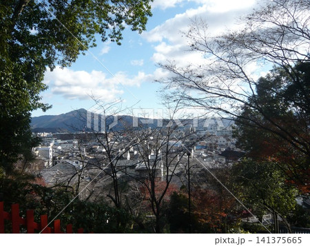 高台から望む京都市街の街並みと山々 高台から望む京都市街の街並みと山々 141375665