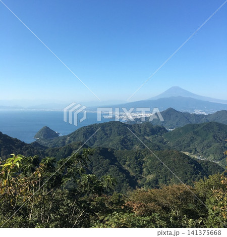 伊豆の山々から望む富士山と青く広がる駿河湾の風景 141375668