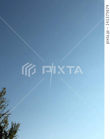 快晴の青空をまっすぐに切り裂く一筋の白い飛行機雲 快晴の青空をまっすぐに切り裂く一筋の白い飛行機雲 141375674