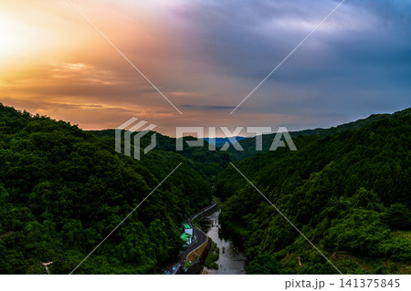 奈良市の水源布目ダムの夕焼け 北方向流れ下る布目川上空の夕焼け空④ 奈良市の水源布目ダムの夕焼け 北方向流れ下る布目川上空の夕焼け空④ 141375845