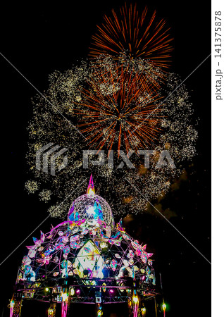夏フェスで打ち上がるカラフルな花火 夏フェスで打ち上がるカラフルな花火 141375878