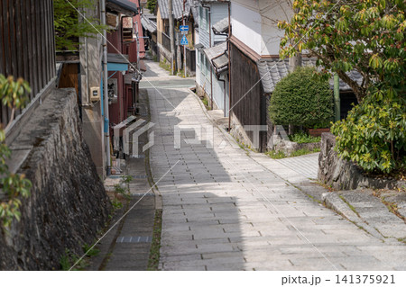 石畳 路地 坂道 日本の街並み 古い町並み 路地裏 城下町 レトロ 風景 石畳 路地 坂道 日本の街並み 古い町並み 路地裏 城下町 レトロ 風景 141375921