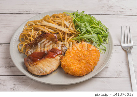 トンテキとコロッケの焼きそば定食 141376018