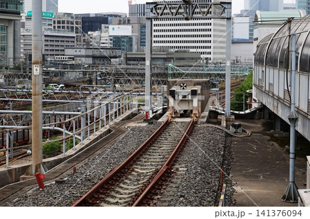中央線東京駅のホーム端に設置された車止め 中央線東京駅のホーム端に設置された車止め 141376094