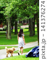 公園の少女と犬 141376274