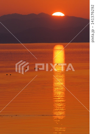 琵琶湖と竹生島の夕日の風景 141376292