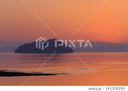 琵琶湖と竹生島の夕日の風景 琵琶湖と竹生島の夕日の風景 141376293