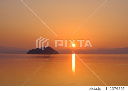 琵琶湖と竹生島の夕日の風景 琵琶湖と竹生島の夕日の風景 141376295
