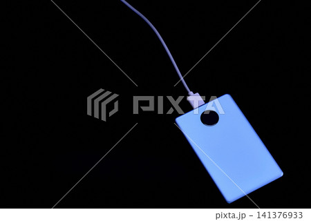 スマートフォン充電用モバイルバッテリー 外付けバッテリー 黒背景 スマートフォン充電用モバイルバッテリー 外付けバッテリー 黒背景 141376933