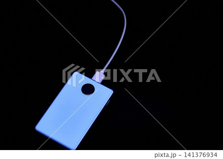 スマートフォン充電用モバイルバッテリー 外付けバッテリー 黒背景 スマートフォン充電用モバイルバッテリー 外付けバッテリー 黒背景 141376934