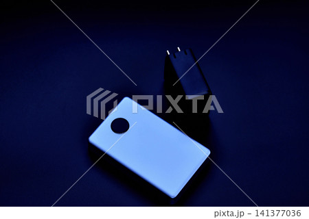 スマートフォン充電用モバイルバッテリー 外付けバッテリー 黒背景 スマートフォン充電用モバイルバッテリー 外付けバッテリー 黒背景 141377036
