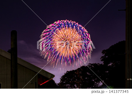 夏の夜空に打ち上がる花火 塩釜港まつり前夜祭花火大会 夏の夜空に打ち上がる花火 塩釜港まつり前夜祭花火大会 141377345