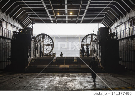 発艦準備を行うLCAC 141377496