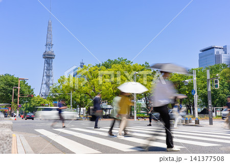 名古屋　栄　都市風景　広小路久屋西交差点の賑わい 141377508