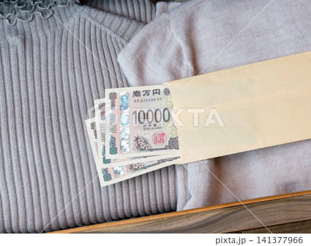 衣類の間に隠されたタンス預金の一万円札 衣類の間に隠されたタンス預金の一万円札 141377966