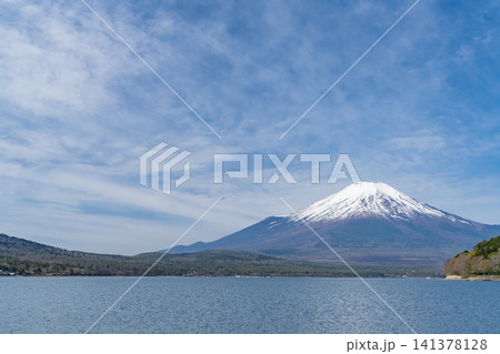 山中湖湖畔の平野の浜から望む富士山の春の風景 山中湖湖畔の平野の浜から望む富士山の春の風景 141378128