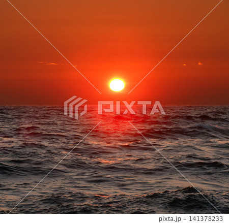 夏の北海道留萌周辺のオロロンラインで見た綺麗な日本海に沈む夕陽 夏の北海道留萌周辺のオロロンラインで見た綺麗な日本海に沈む夕陽 141378233