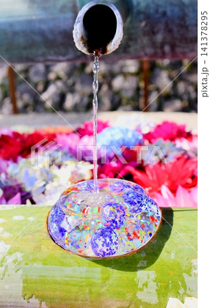 光輝くビー玉と紫陽花 光輝くビー玉と紫陽花 141378295