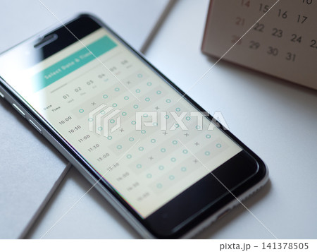 スマホに表示されたオンライン予約アプリ (画面はオリジナルイメージ) スマホに表示されたオンライン予約アプリ (画面はオリジナルイメージ) 141378505