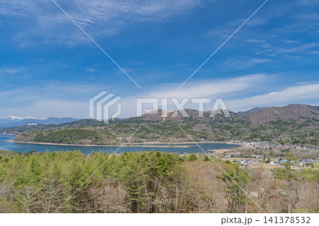 山中湖パノラマ台から望む山中湖湖畔の春の風景 山中湖パノラマ台から望む山中湖湖畔の春の風景 141378532