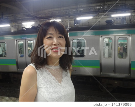 電車と若い女性 電車と若い女性 141379099