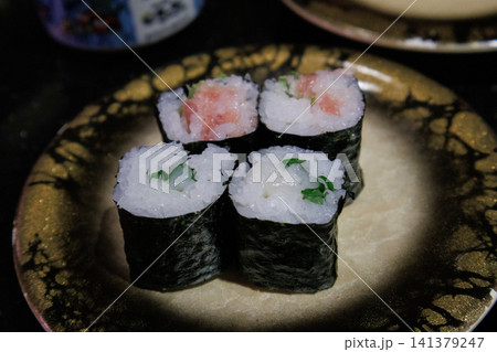 しその香りが香ばしい美味しい海苔巻き しその香りが香ばしい美味しい海苔巻き 141379247