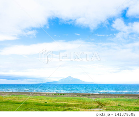 夏の北海道稚内市抜海近くから見た日本海に浮かぶ利尻富士の風景 141379308